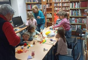 Read more about the article Ozdoby z włóczki w bibliotece w Mrokowie